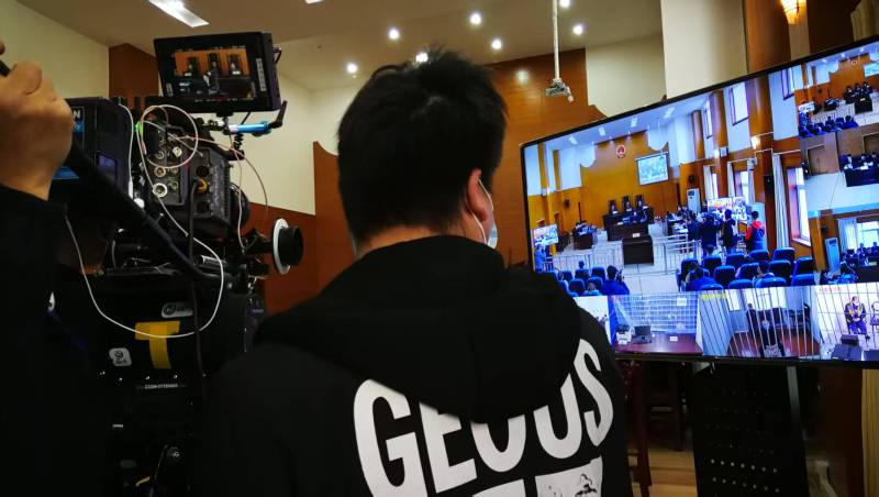 AI生成VS人工创意——房县广告片拍摄公司的技术浪漫主义实践